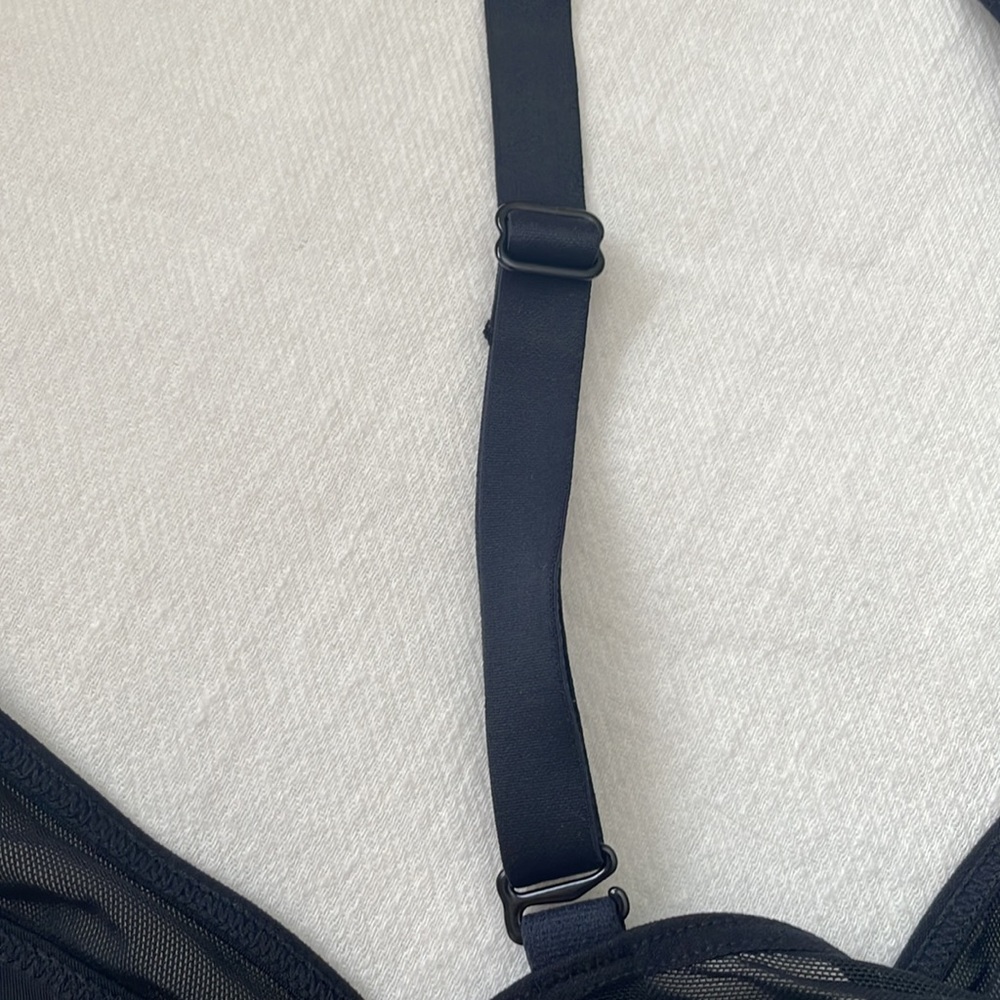 PARADE triangle bralette 🖤 - Picture 4 of 5
